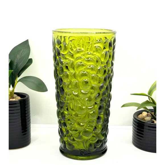 Vintage MCM Avocado Green Grape Design Glass Vase Approx. Size 7.5" Tall - Picture 4 of 7